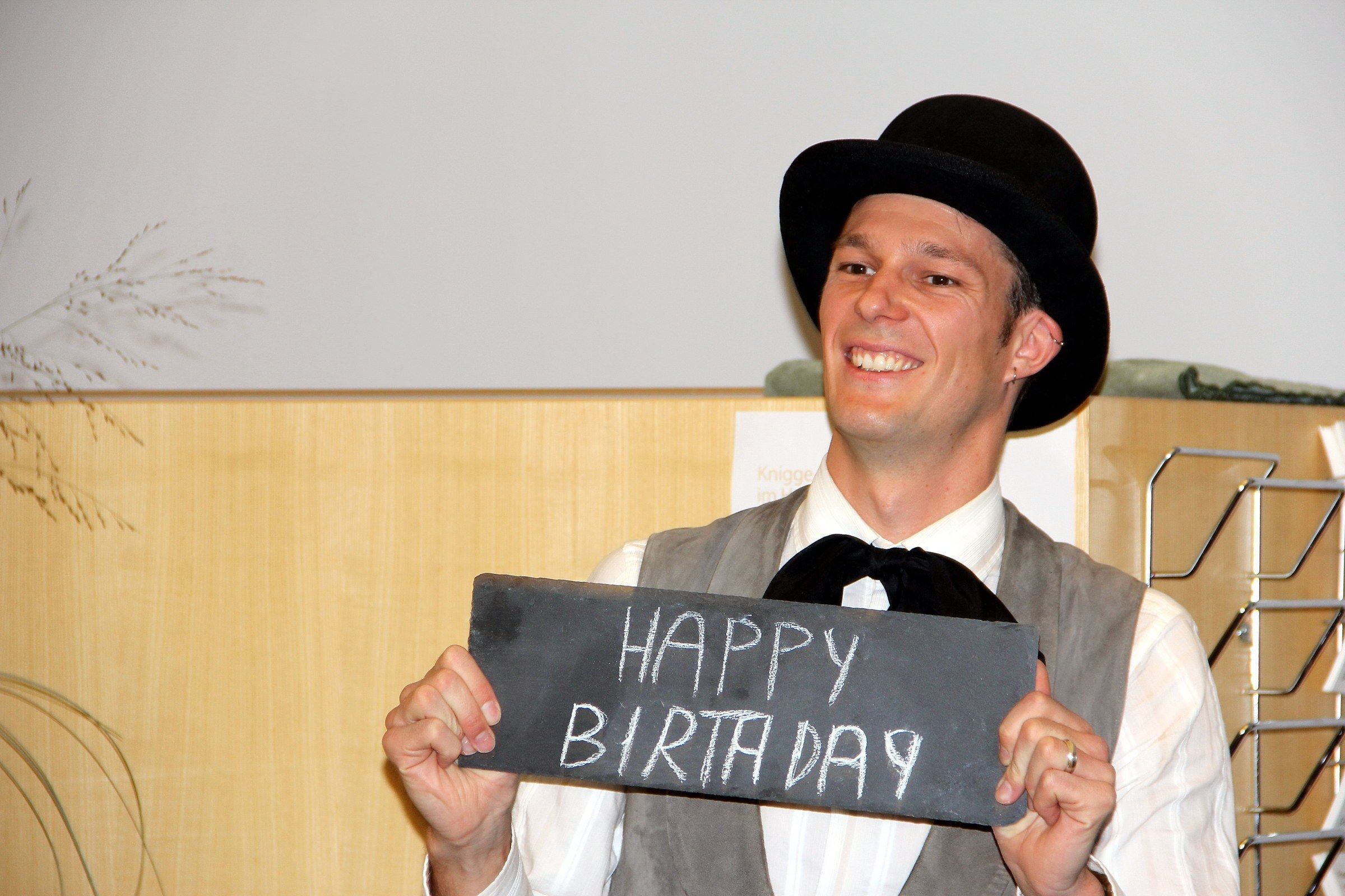 Marcini hält eine Tafel mit «Happy Birthday»