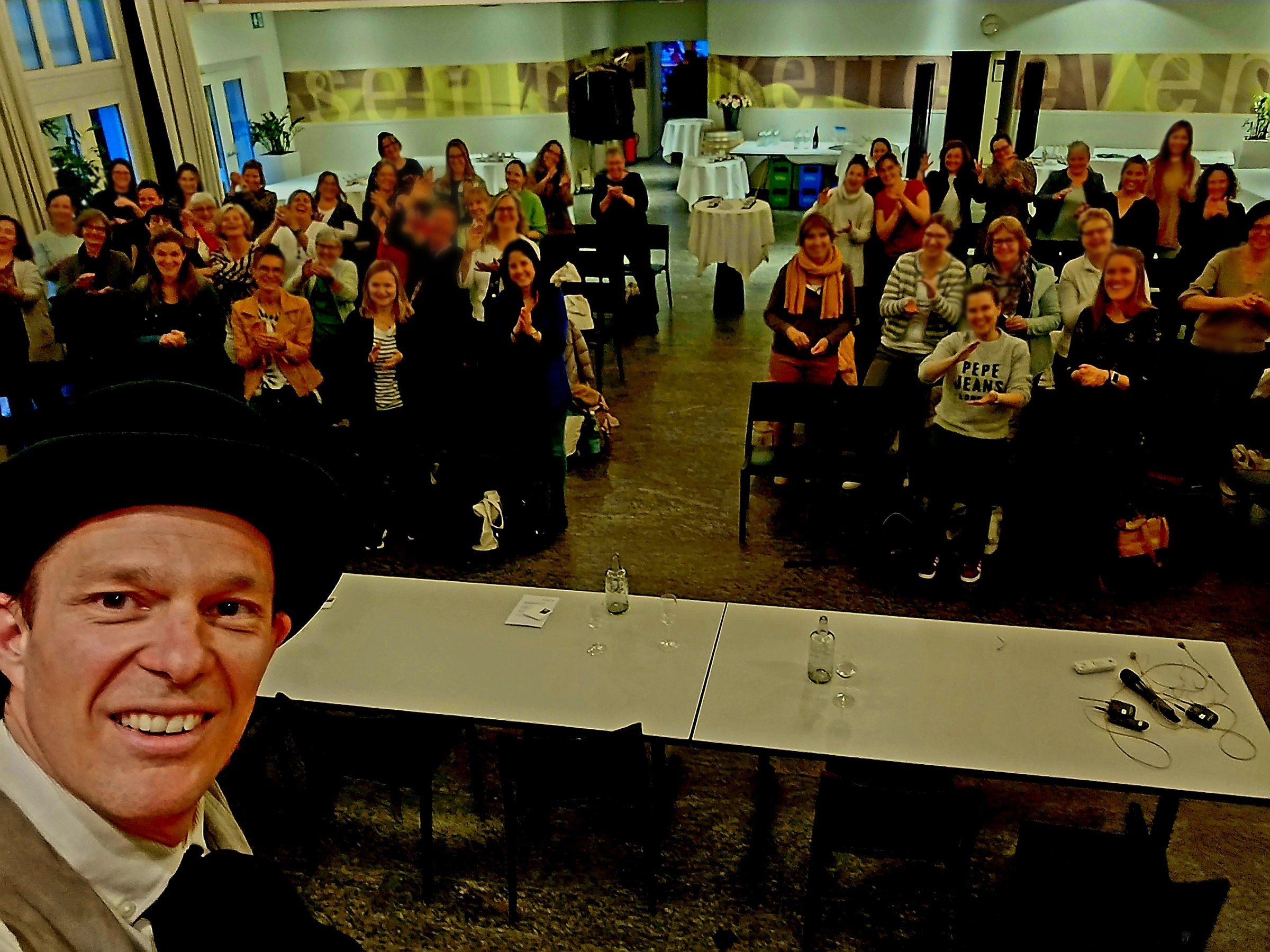Selfie von Marcini mit dem applaudierenden Publikum nach einer Show