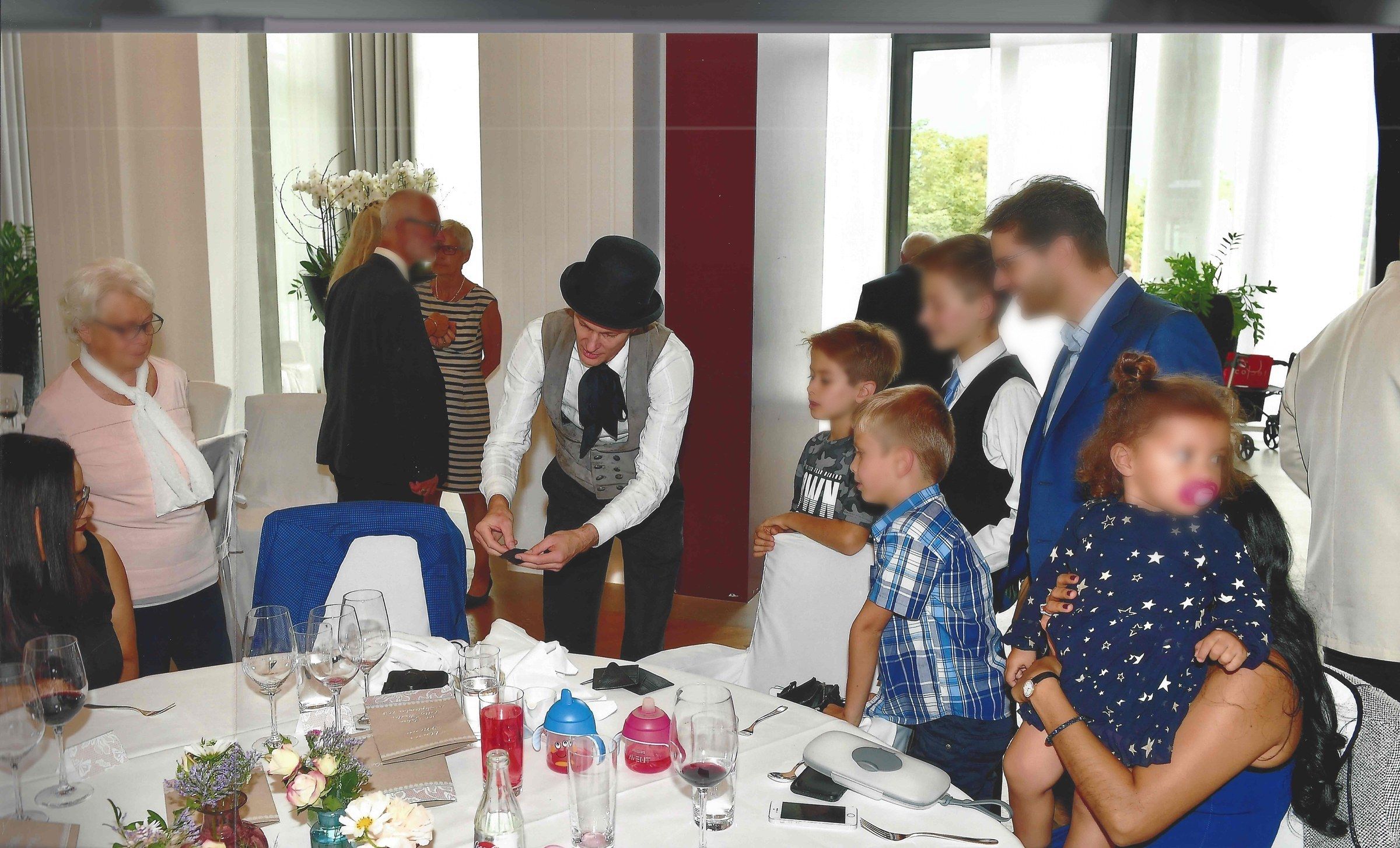Zauberei für Gross und Klein an einem Familienfest
