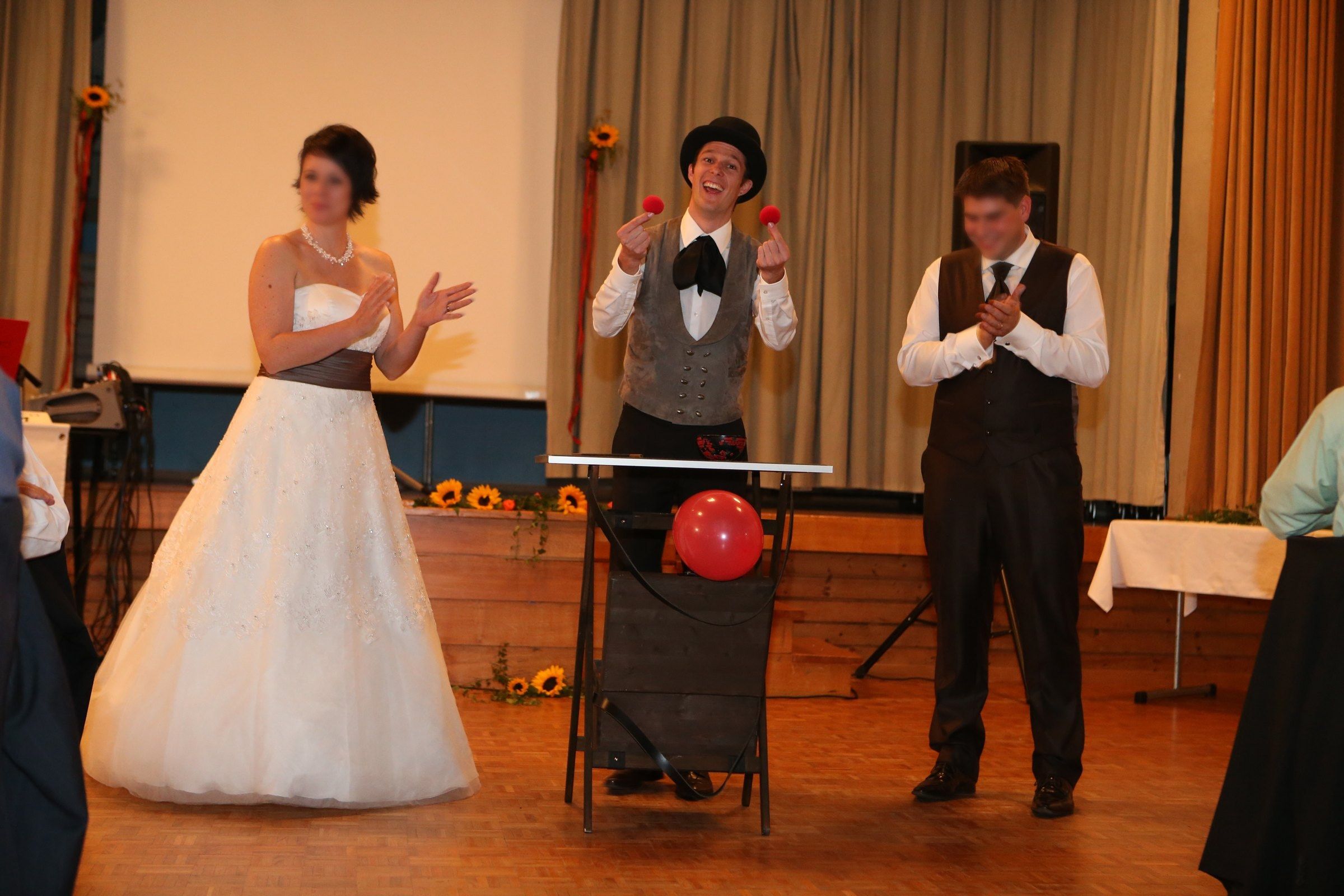 Zaubershow an einer Hochzeit, Braut und Bräutigam applaudieren